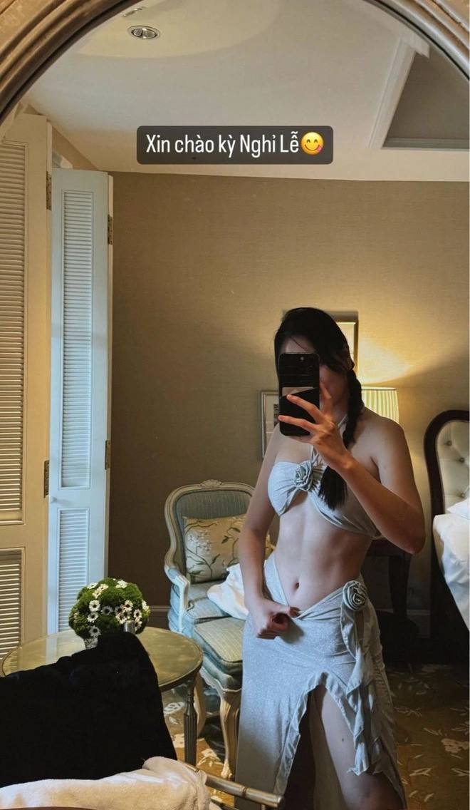 Nhờ chăm chỉ ăn uống, kết hợp với tập luyện thể dục, thể thao đều đặn nên bao năm qua, Mai Ngọc vẫn duy trì được hình thể cân đối, vòng eo 59cm khiến bao người phải trầm trồ, ngưỡng mộ.