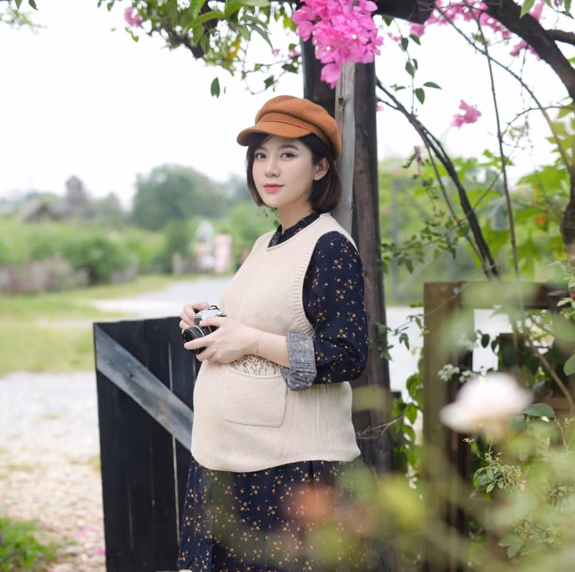 Em bé được bố mẹ đặt cho cái tên Leo Hoàng, là hoàng tử thứ 2 trong gia đình của Tú Linh. Vậy là chỉ sau khi kết hôn 2 năm, Tú Linh đã lần lượt đón 2 thiên thần nhỏ ra đời.