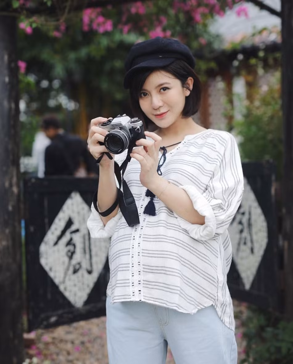 Con gái đầu của Tú Linh có tên Ngọc May. Cô bé có cái tên lạ mang nét xinh xắn di truyền, thường xuyên được mẹ làm điệu rồi chụp ảnh đăng tải lên mạng xã hội.