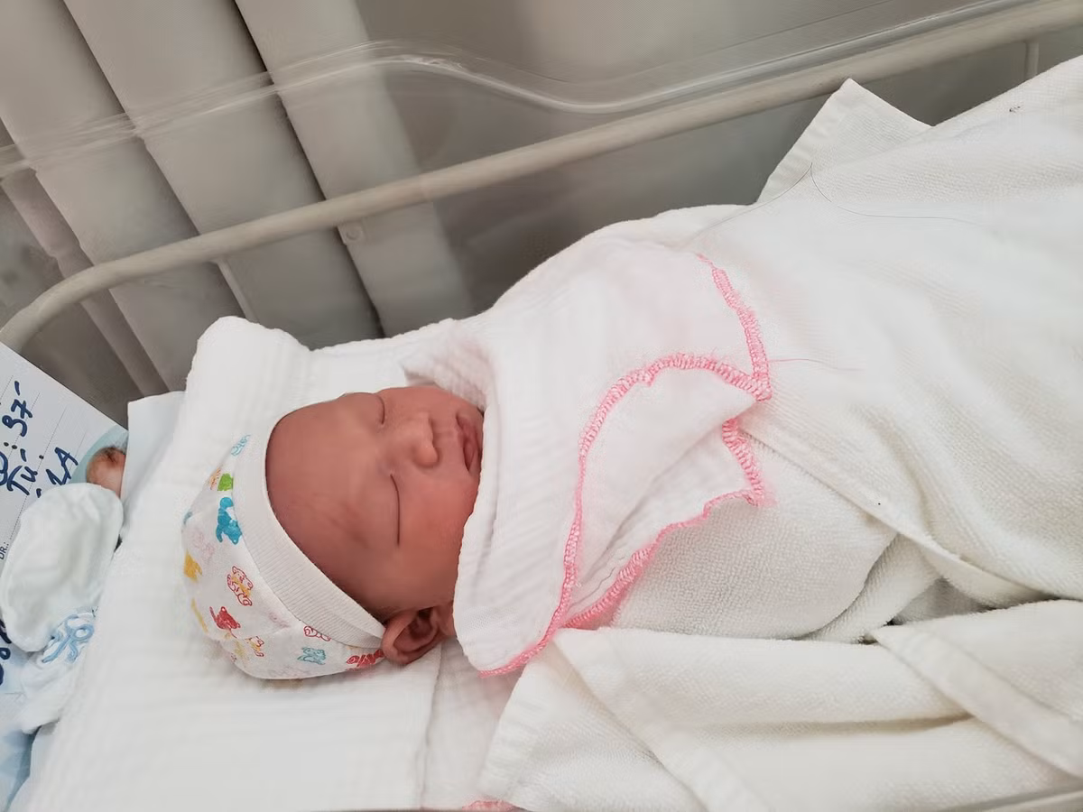 Hot girl Tú Linh MU một thời hạnh phúc viết: "Đau quá giờ mới ngoi lên được. Ông boy mùng 1 (tiếp bước bà girl cũng mùng 1) của nhà tôi. Mẹ chỉ hít không khí mà vô tình con 3.9kg đây".