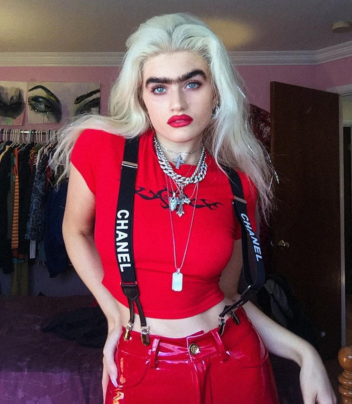 Trào lưu lông mày rậm này chỉ dành cho những "cô nàng lông lá", có đường chân mày dính liền vào nhau tạo thành hình chữ V với phần đuôi nhọn nằm trên sống mũi.