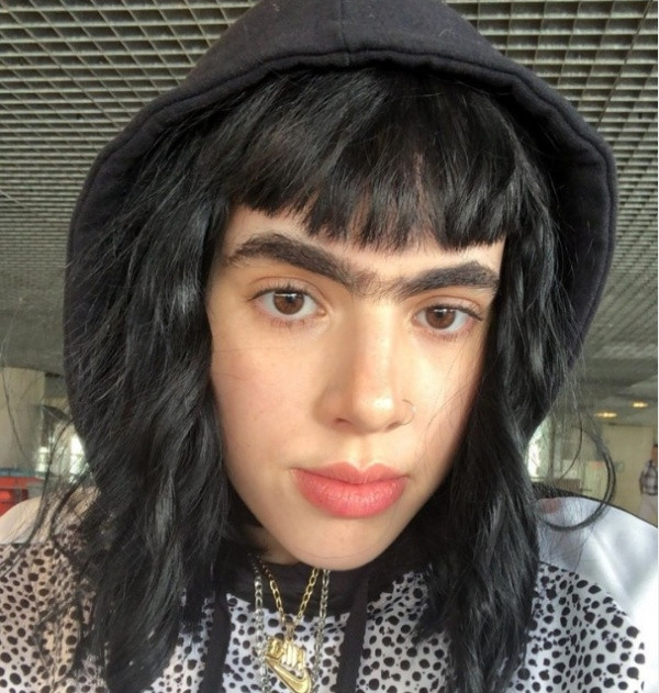 Bên cạnh đó cũng có nhiều người cho rằng đây là một trào lưu kỳ quặc, nó khiến người đối diện rùng mình liên tưởng đến những chú sâu róm béo mẫm đang bò trên trán của bạn.