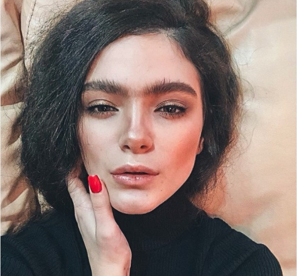 Cái đẹp là tuỳ theo cảm nhận của mỗi người thế nhưng trào lưu nuôi lông mày rậm kiểu này đúng là hết sức kỳ cục và gây ra sự khó chịu cho phần lớn người nhìn.