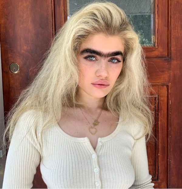 Nhiều cô gái cho rằng sở hữu lông mày rậm cũng là một nét thu hút rất riêng, không phải ai cũng có. Đây sẽ trở thành một điểm nhấn đặc biệt trên khuôn mặt khiến người đối diện không thể nào quên.