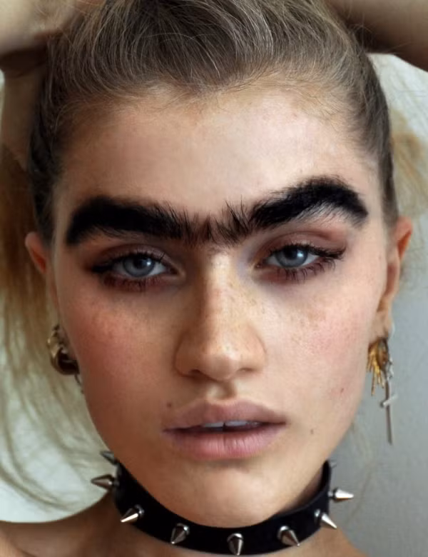 Sophia Hadjipanteli (23 tuổi) bỗng dưng vụt sáng nhờ cặp lông mày rập rạp, nối liền vào nhau. Điều này tạo nên một trào lưu lông mày lạ được gái Tây yêu thích. Những cặp lông mày thế này khiến ai nấy đều phải rùng mình khi xem.