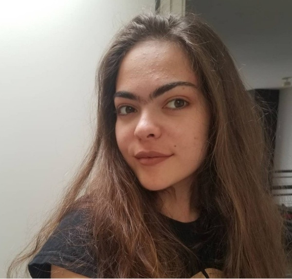 Thậm chí có cô gái đã phải sử dụng những loại thuốc kích thích mọc lông mày, chì kẻ lông mày màu đen đậm để có được hàng mày ưng ý, bắt kịp xu hướng của cái đẹp.