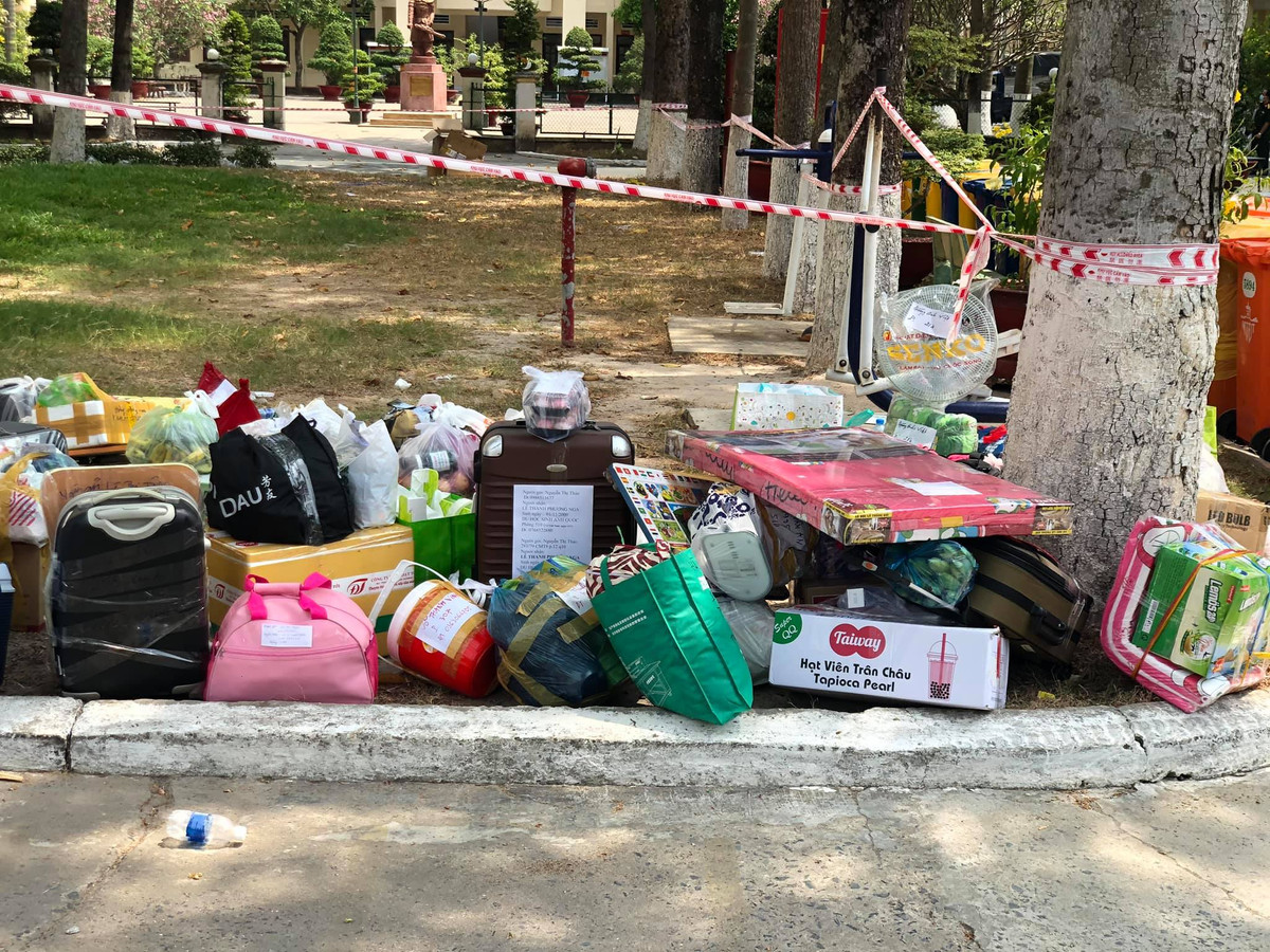 Hàng hóa mà mọi người trong khu cách ly được gia đình gửi vào rất nhiều, có cả trà sữa trân châu, chăn nệm, sữa, bánh,....Đi cách ly mà cứ ngỡ như đi dã ngoại.