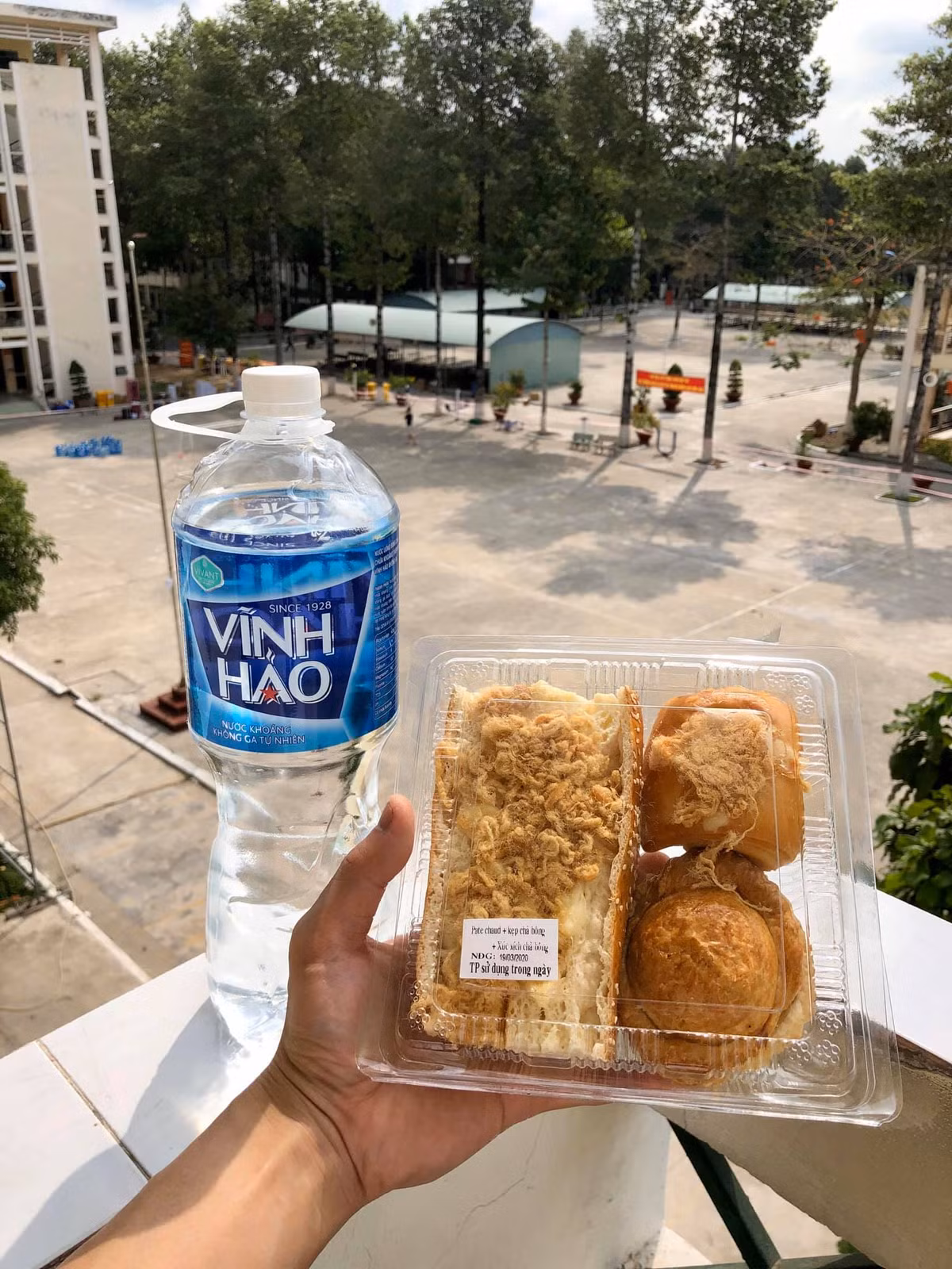 Hàng ngày, mỗi người trong khu cách ly đều được phát khẩu trang, cơm, bún, phở thay đổi theo ngày và một chai nước khoáng chất lượng. Đây chính là lý do khiến "tiệm tạp hóa Cô Vy" ế ẩm.