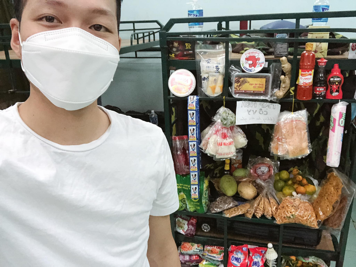 Toàn bộ bánh kẹo, nhu yếu phẩm là do Linh "trấn lột" của mọi người cùng phòng. Mỗi ngày sẽ có một người được gia đình "tiếp tế" nên mở tiệm không cần vốn, chỉ thu lãi. Đùa vui là vậy chứ anh chàng khẳng định không buôn bán gì trong trại, chỉ bày ra chụp ảnh chơi bởi mọi thứ cần thiết đều đã được nhân viên khu cách ly Covid-19 cung cấp đầy đủ.