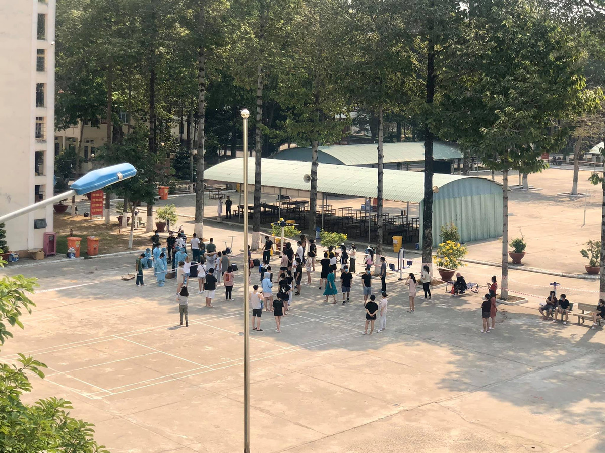 Mỗi ngày đến thời gian nhận đồ người thân gửi, ai cũng chủ động xuống xếp hàng, không cần cán bộ phải gọi đích danh.