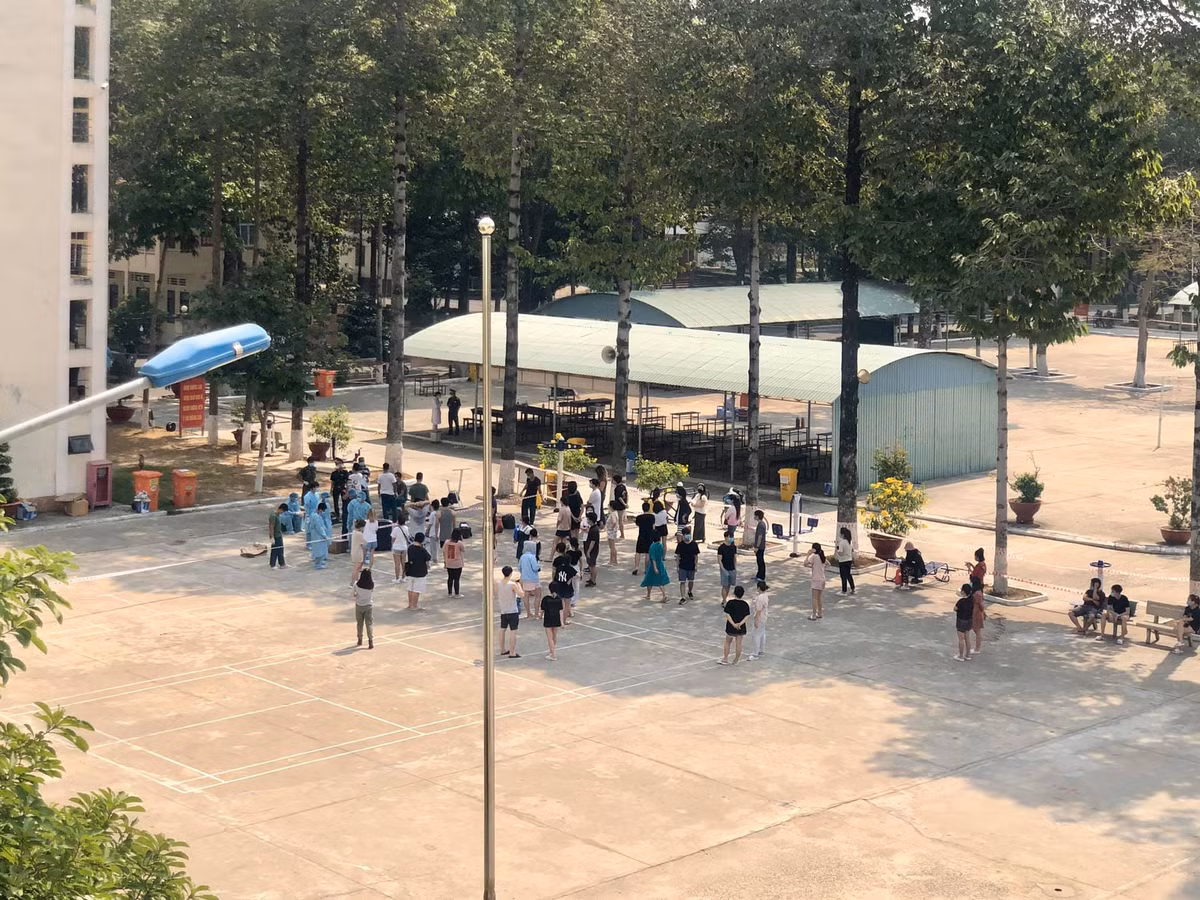 Mỗi ngày đến thời gian nhận đồ người thân gửi, ai cũng chủ động xuống xếp hàng, không cần cán bộ phải gọi đích danh.