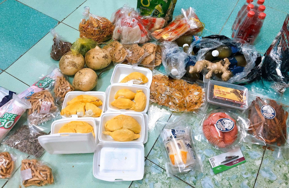 "Tiệm em mới khai trương hôm nay, mà chưa thấy ai mở hàng. Mấy bạn mua gì em cũng bán, tướng em lên hình nhìn hơi "bần" vậy thôi chứ ở ngoài nhìn em cũng không sang lên được miếng nào đâu" - Anh chàng Vũ Việt Linh chia sẻ.