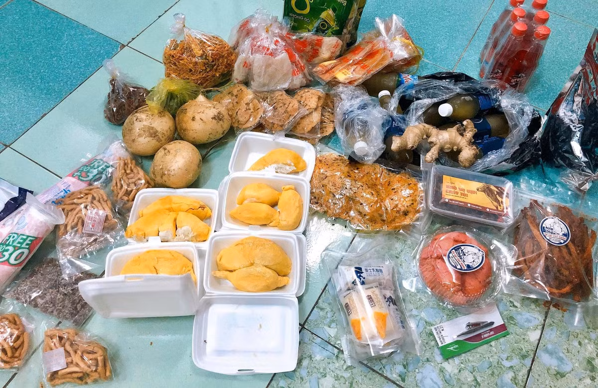 "Tiệm em mới khai trương hôm nay, mà chưa thấy ai mở hàng. Mấy bạn mua gì em cũng bán, tướng em lên hình nhìn hơi "bần" vậy thôi chứ ở ngoài nhìn em cũng không sang lên được miếng nào đâu" - Anh chàng Vũ Việt Linh chia sẻ.