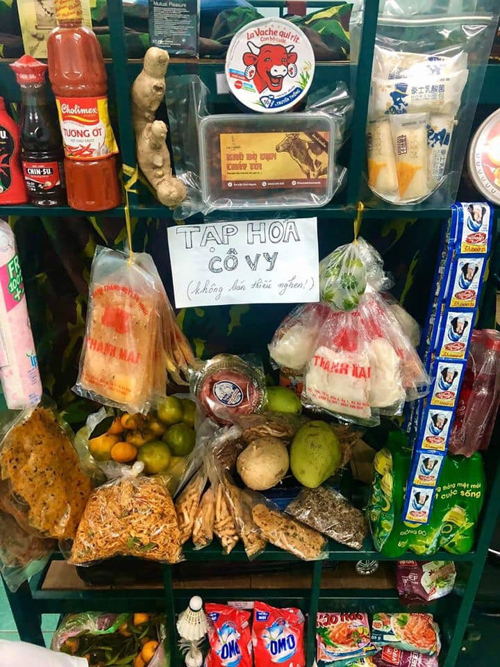 Không có việc gì làm, lại có quá nhiều đồ ăn, thức uống được gia đình gửi vào tẩm bổ, chàng trai tên Vũ Việt Linh, du học sinh Séc đã nghĩ ra cách gom đồ của tất cả mọi người trong phòng để mở một tiệm tạp hoá nhỏ xinh trong khu cách ly Covid-19 ở trường Quân sự Quân khu 7, TP HCM.