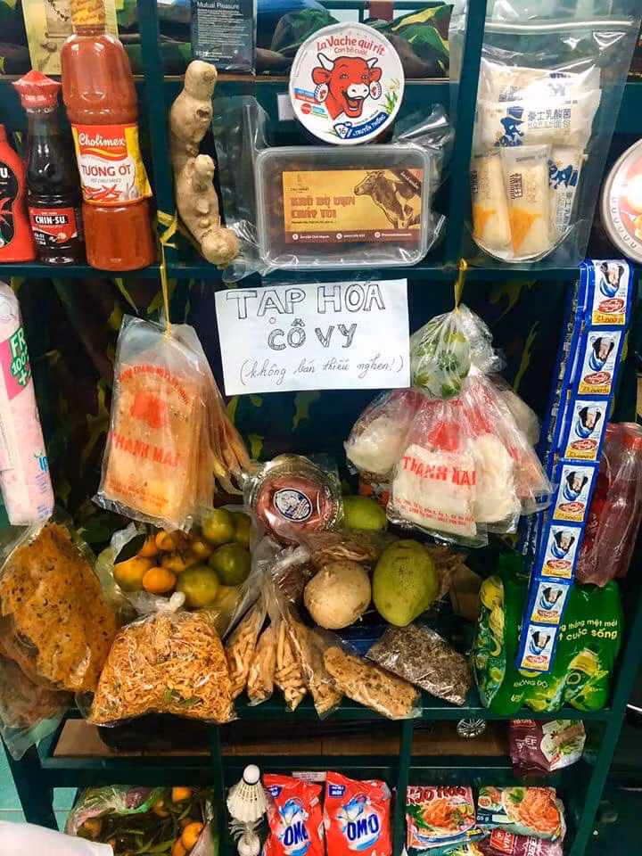 Không có việc gì làm, lại có quá nhiều đồ ăn, thức uống được gia đình gửi vào tẩm bổ, chàng trai tên Vũ Việt Linh, du học sinh Séc đã nghĩ ra cách gom đồ của tất cả mọi người trong phòng để mở một tiệm tạp hoá nhỏ xinh trong khu cách ly Covid-19 ở trường Quân sự Quân khu 7, TP HCM.