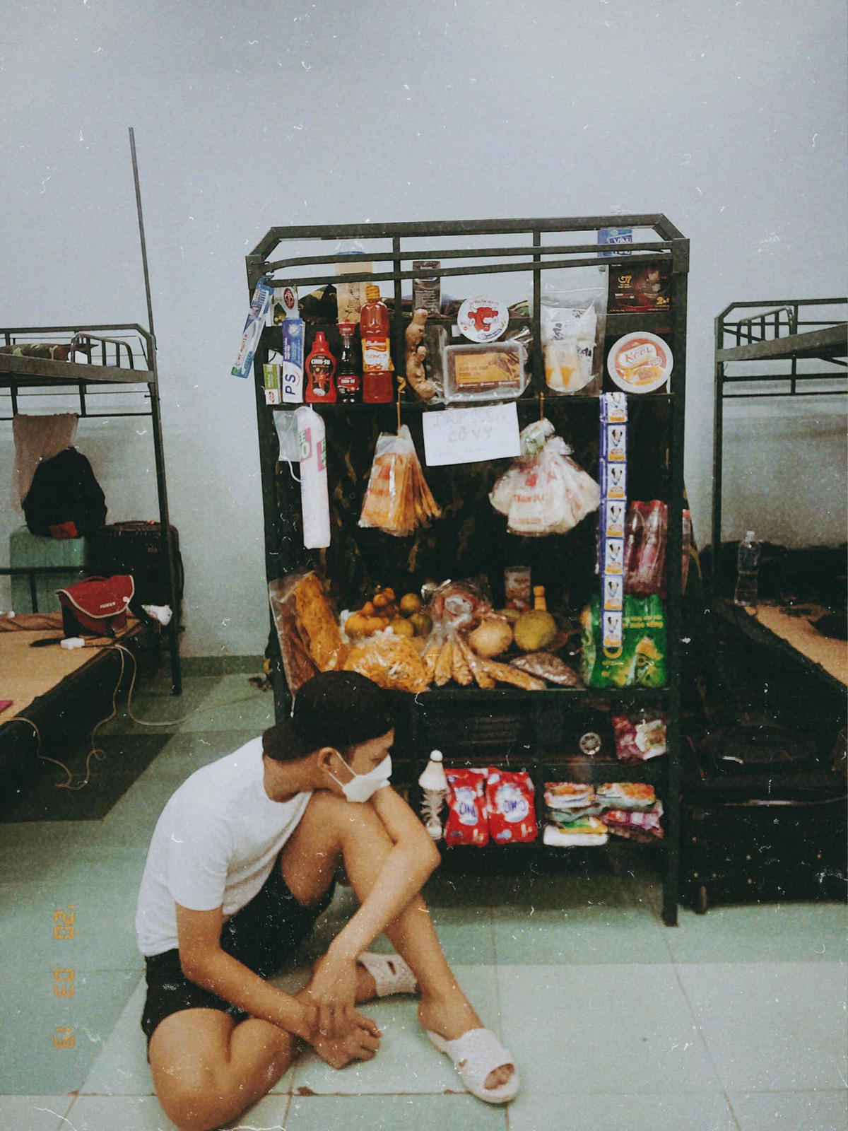 Theo quy định mới đây, những người từ Châu Âu về nước đều phải thực hiện cách ly Covid-19 bắt buộc trong vòng 14 ngày. Đây là quãng thời gian không phải là ngắn, đặc biệt là trong điều kiện không được đi lung tung, phương tiện giải trí hạn chế. Chính bởi vậy, nhiều trò chơi đã được nghĩ ra để mọi người cùng vui vẻ.