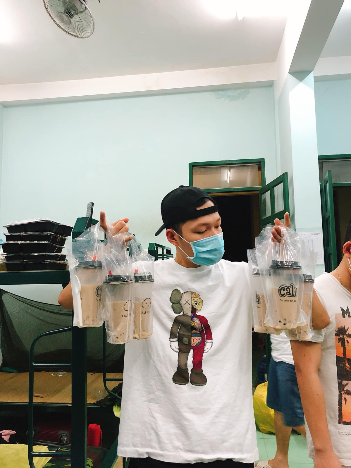 Thậm chí anh chàng "start up" dịch vụ ship trà sữa tận giường cho mọi người trong khu cách ly. Đúng là quá nhanh nhạy mảng kinh doanh.