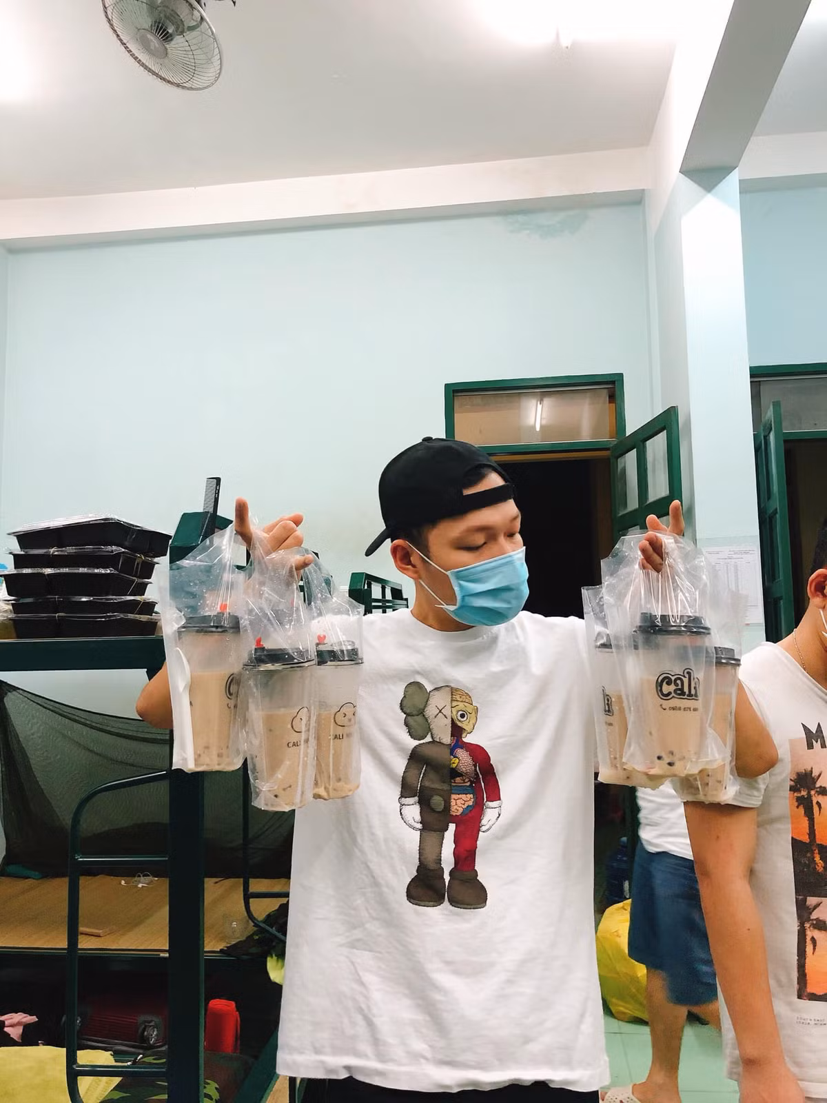 Thậm chí anh chàng "start up" dịch vụ ship trà sữa tận giường cho mọi người trong khu cách ly. Đúng là quá nhanh nhạy mảng kinh doanh.