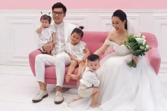 Nhiều tin đồn trên mạng xã hội cho rằng, Gào là "tuesday" xen vào chuyện tình của chồng và một cô nàng du học sinh khác. Mối quan hệ của nữ nhà văn và Tuấn Tú cũng không được nhà chồng chấp nhận nên cặp đôi không làm đám cưới.