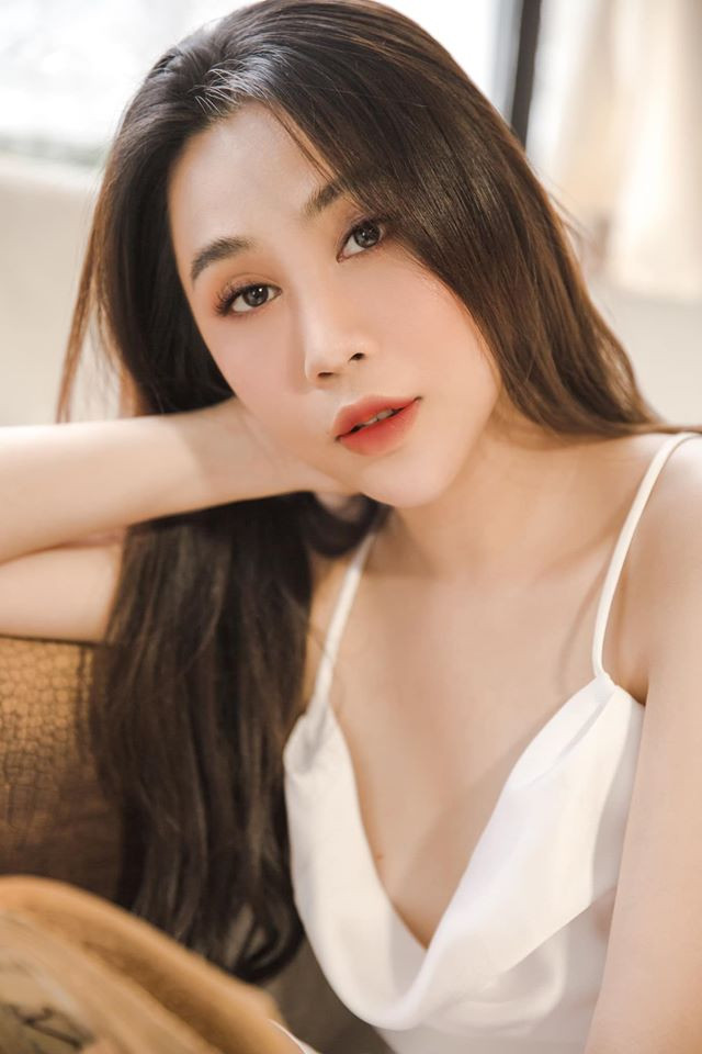 "Của cho không bằng cách cho, nói bằng cái giọng người có tiền đọc bực mình thật. Làm như người ta đi xin không bằng vậy", "Ủa, nếu thích em tặng lại hẳn 2 cái nhưng ăn nói cho tử tế. Cái giọng thấy ghét" - Dân mạng bình luận.