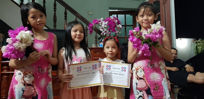 Món quà tinh thần này khiến cả hai cô con gái của anh N.N đều rất vui vẻ, hào hứng. Thậm chí, anh còn tổ chức hẳn lễ bế giảng tại nhà và dành tặng bó hoa tinh thần cho những cô bạn nhỏ trong gia đình.