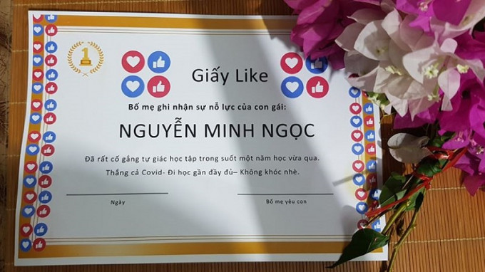 Cả hai cô con gái của anh N.N đều nhận được "giấy like" từ bố. Tương tự như cô chị, Minh Ngọc cũng được ghi nhận những nỗ lực của mình: “Đã rất cố gắng tự giác học tập trong suốt một năm học vừa qua. Thắng cả COVID - đi học đầy đủ - không khóc nhè. Bố mẹ yêu con".