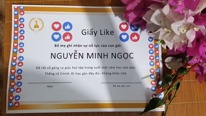 Cả hai cô con gái của anh N.N đều nhận được "giấy like" từ bố. Tương tự như cô chị, Minh Ngọc cũng được ghi nhận những nỗ lực của mình: “Đã rất cố gắng tự giác học tập trong suốt một năm học vừa qua. Thắng cả COVID - đi học đầy đủ - không khóc nhè. Bố mẹ yêu con".