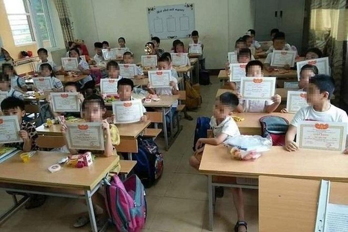 Giữa tâm điểm của bức ảnh "dậy sóng" mạng xã hội về em học sinh duy nhất không được giấy khen, mới đây một phụ huynh ở Bắc Ninh nghĩ ra ý tưởng tặng con "giấy like" cùng lễ bế giảng ngay tại nhà vô cùng độc đáo.