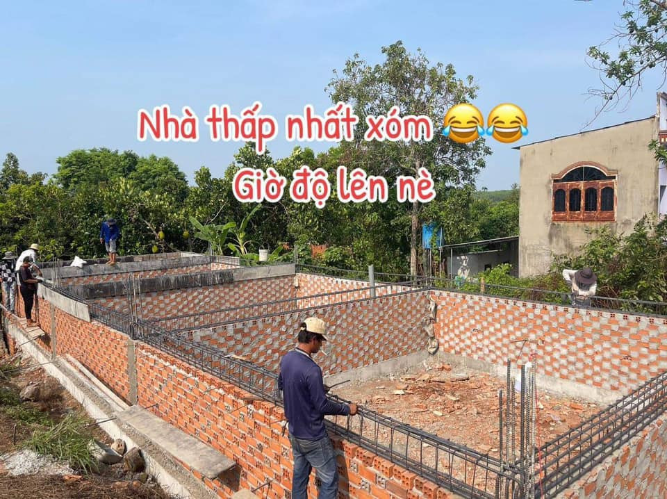 Theo lời chia sẻ, khi các hộ gia đình xung quanh đã xây cao, thì trong tay 2 vợ chồng chỉ là mảnh đất "thấp nhất xóm".
