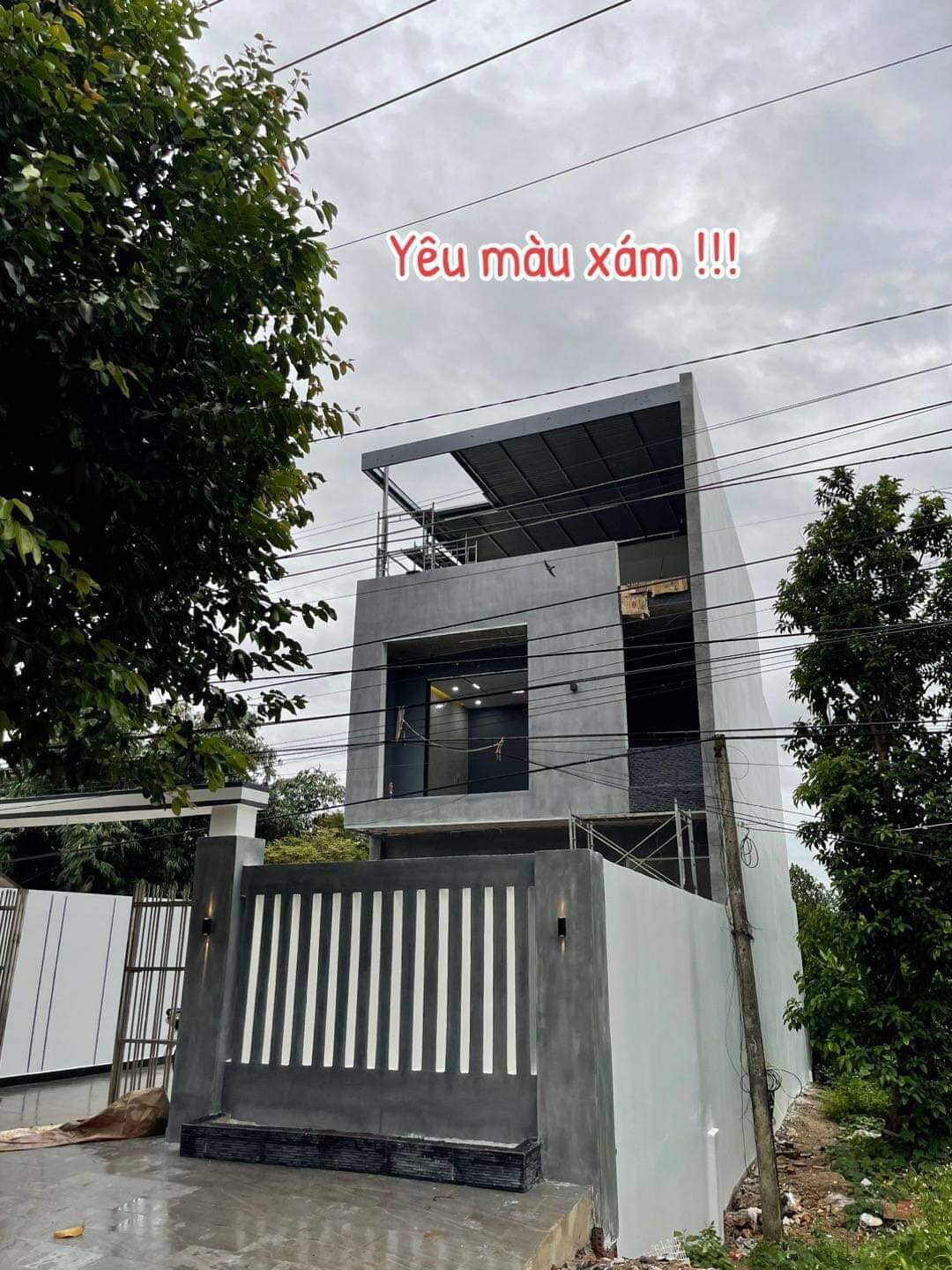 Nhiều người đã bình luận phía dưới bài đăng bày tỏ sự ngưỡng mộ: "Không biết 2 bên có giúp đỡ vợ chồng gì không, chứ tự làm được thế là quá giỏi luôn", "quá xuất sắc, xin vía vợ chồng ạ", "nhà này cũng phải tiền tỷ chứ chẳng đùa".