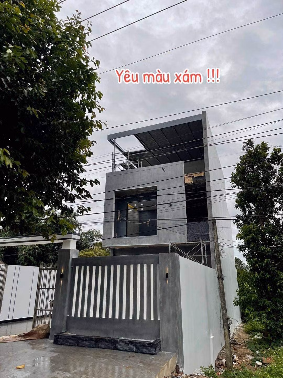 Nhiều người đã bình luận phía dưới bài đăng bày tỏ sự ngưỡng mộ: "Không biết 2 bên có giúp đỡ vợ chồng gì không, chứ tự làm được thế là quá giỏi luôn", "quá xuất sắc, xin vía vợ chồng ạ", "nhà này cũng phải tiền tỷ chứ chẳng đùa".