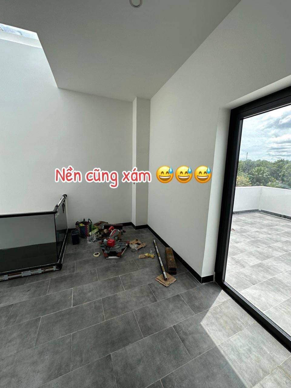 Gu của 2 vợ chồng là tone màu tối với màu chủ đạo là xám.