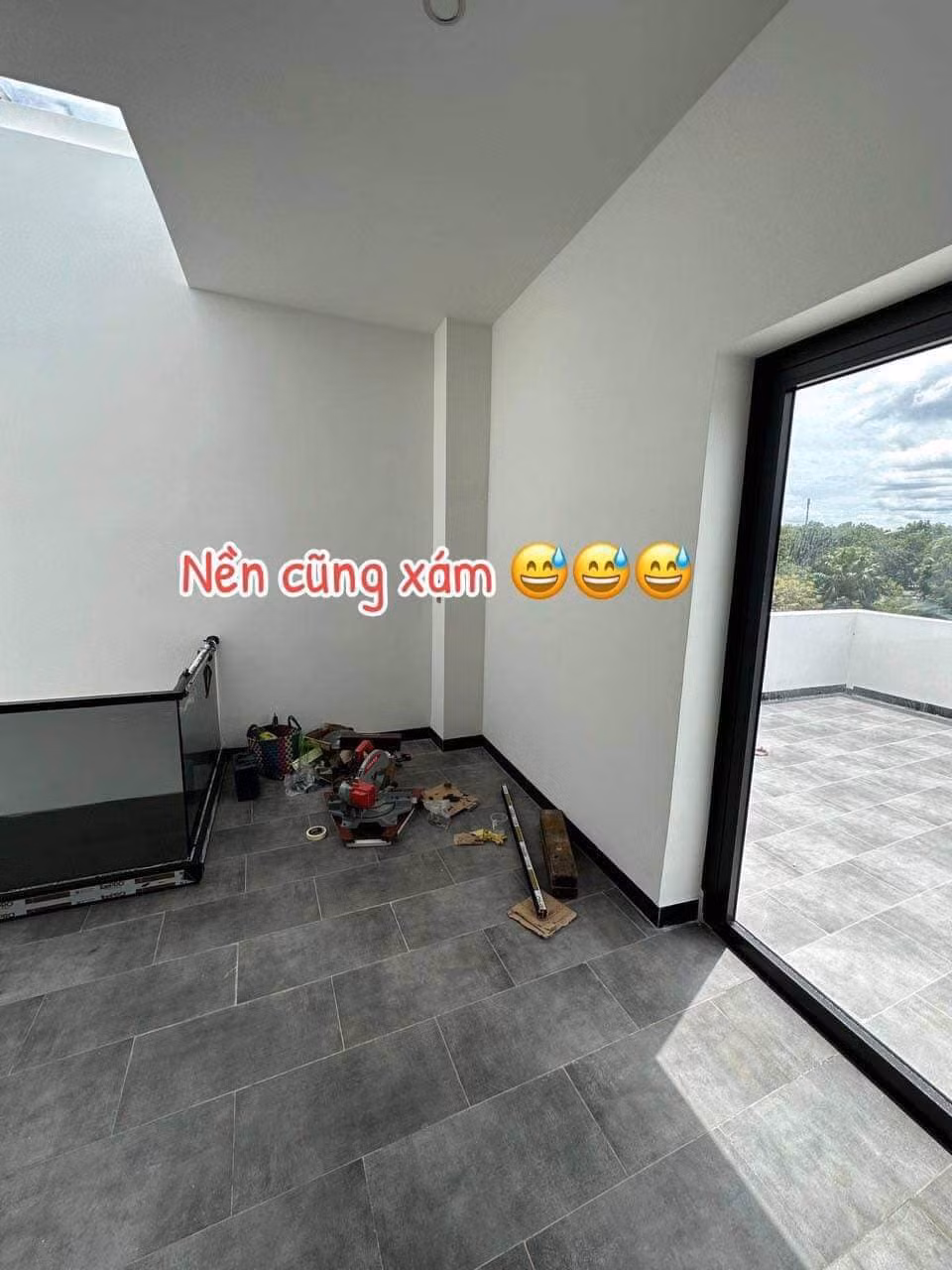 Gu của 2 vợ chồng là tone màu tối với màu chủ đạo là xám.