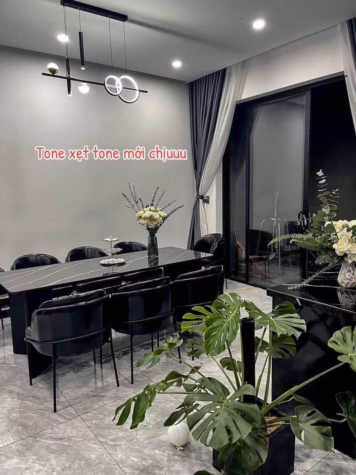 Chia sẻ về bí quyết xây dựng được cơ ngơi này, cô gái đã viết trên dòng trạng thái: "Đây là công sức, mồ hôi và nước mắt của vợ chồng em sau 3 năm". Nhờ sự cố gắng, nỗ lực và chăm chỉ mà 2 vợ chồng mới có được những trái ngọt đầu tiên.