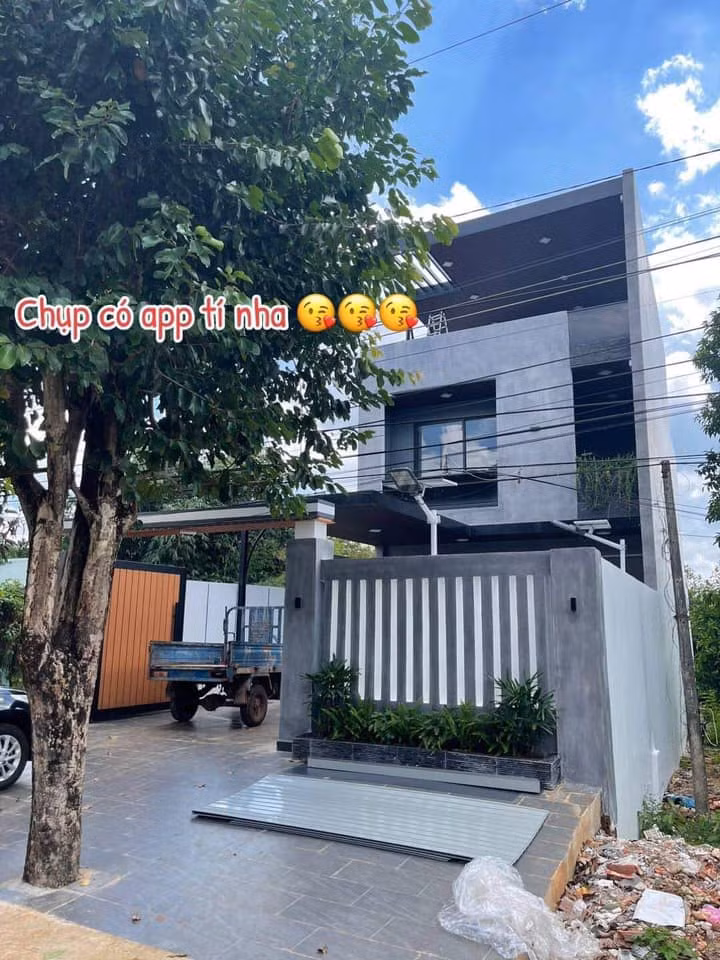 Khi ngôi nhà đã sắp hoàn thiện.