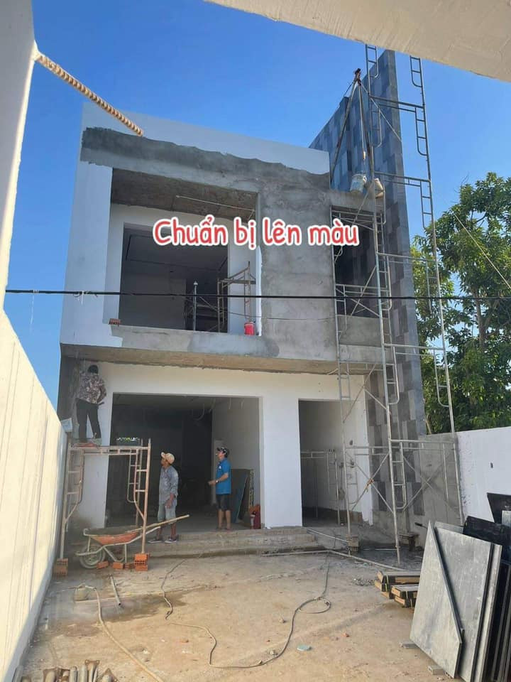 Khi ngôi nhà đang hoàn thiện phần thô và chuẩn bị được lên màu.