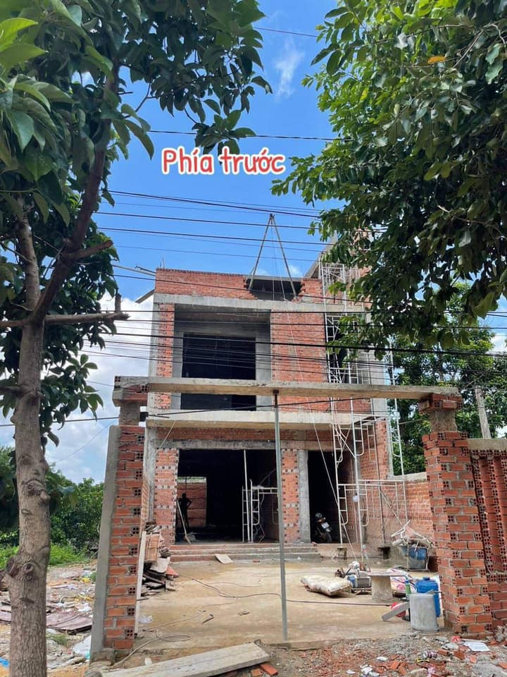 Phía trước ngôi nhà.