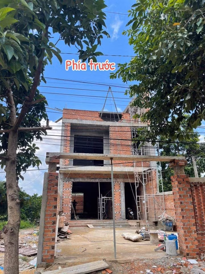 Phía trước ngôi nhà.