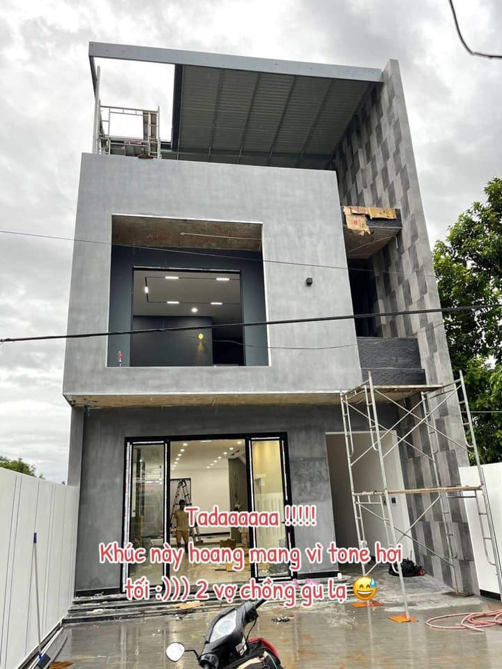 Nữ chủ nhân không khỏi phấn khích nhưng cũng khá hoang mang vì tone nhà hơi tối.