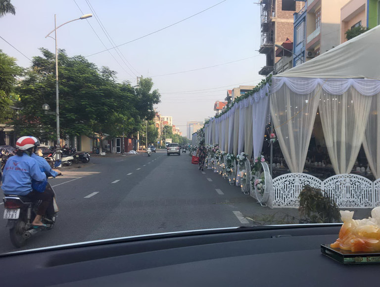 Với hành động dựng rạp cưới bên dưới lòng đường gây cản trở giao thông, cộng đồng mạng cho rằng số tiền phạt 6 triệu đồng vẫn là quá nhẹ tay.