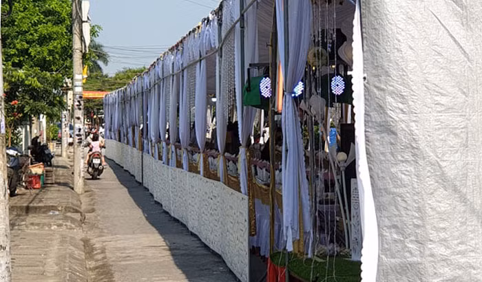 "Ủng hộ nhiệt tình Nghị định của Chính phủ. Nhìn rạp đám cưới dựng vô ý thức giữa lòng được chướng mắt kinh khủng. Đã thế chủ nhà sẵn sàng gắt gỏng với bất kỳ ai góp ý mà không lường trước được nguy hiểm cho chính gia đình mình" - Facebooker H.H bình luận.