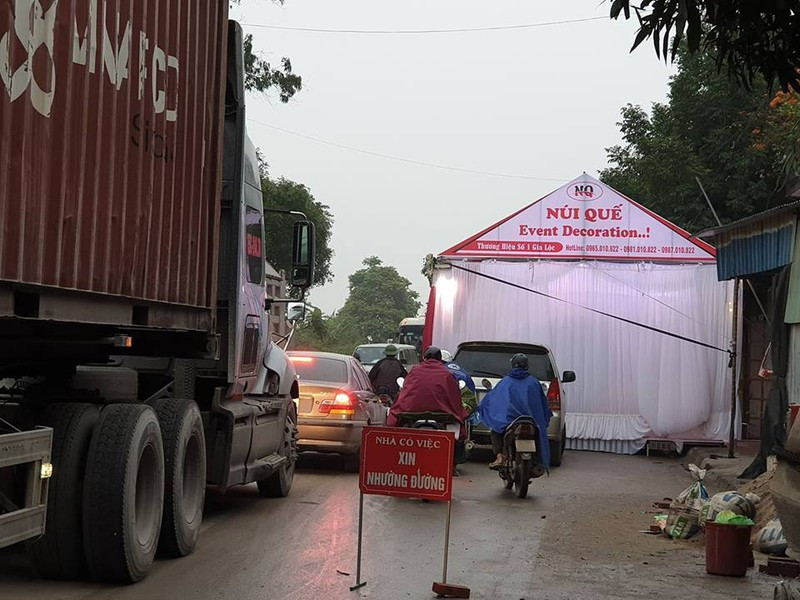 Nhiều năm qua, các nhà dân trong phố có diện tích chật chội thường lợi dụng đường của ngõ, xóm, thậm chí ra cả đường cái, quốc lộ để dựng rạp cưới gây cản trở giao thông nghiêm trọng khiến nhiều người bức xúc.