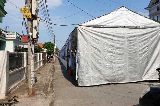 Những hình ảnh dựng rạp cưới chiếm dụng hết lòng đường, chỉ để thừa ra một lối đi nhỏ xíu từng nhiều lần xuất hiện trên mạng xã hội và phải nhận "rổ gạch đá" từ cộng đồng vì ý thức kém của gia chủ. Thế nhưng, nhiều nguời vẫn cho rằng nhà chật, không đủ chỗ tiếp đón khách nên không còn cách nào khác.