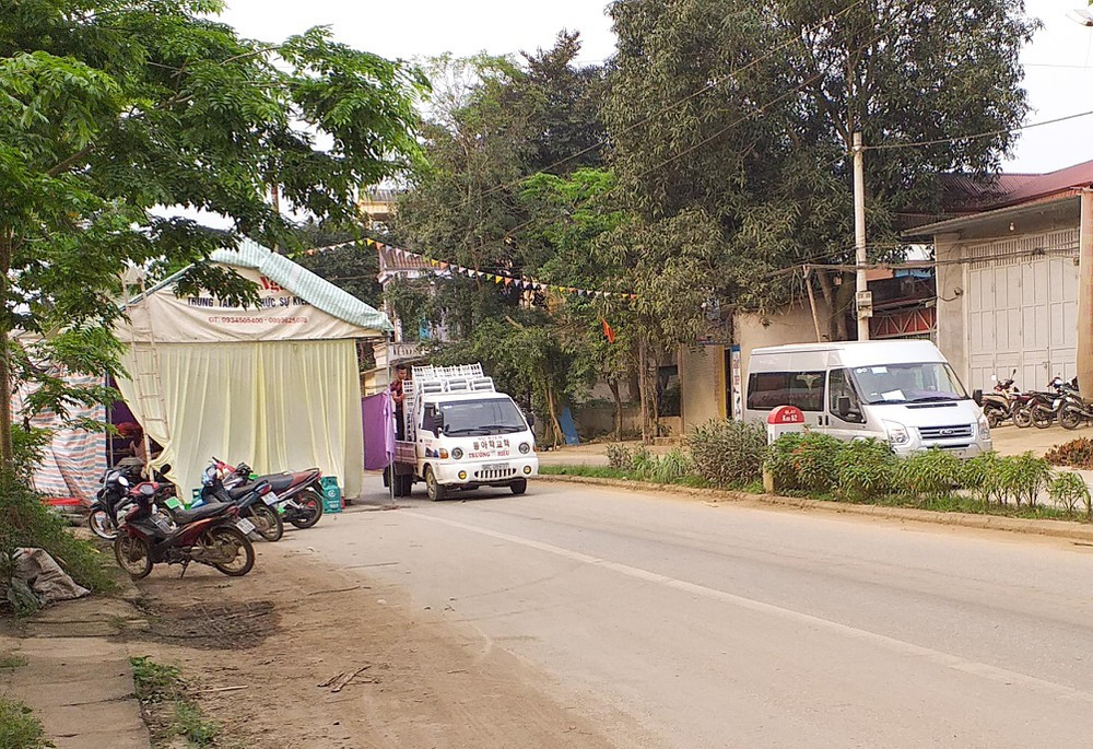 Theo đó, Nghị định có hiệu lực từ ngày 1/1/2020 quy định mức phạt tiền từ 2.000.000 đồng đến 3.000.000 đồng đối với cá nhân, từ 4.000.000 đồng đến 6.000.000 đồng đối với tổ chức thực hiện hành vi dựng rạp, lều quán, cổng ra vào, tường rào các loại, công trình khác trái phép trong phạm vi đất dành cho đường bộ.