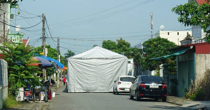 Không chỉ gây cản trở giao thông, làm ảnh hưởng tới người khác mà hành động xấu xí này còn cực kỳ nguy hiểm cho chính gia đình có đám và khách. Đặc biệt là những rạp ngang nhiên dựng lên ngay đường quốc lộ với lượng xe tải, container đi lại liên tục và với tốc độ cao.