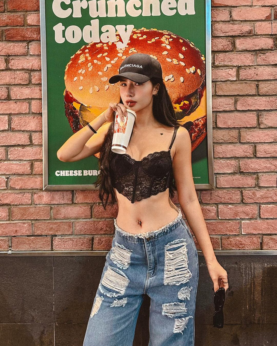 So với nhan sắc thời chụp bộ ảnh "Tuyệt Tình Cốc", nhiều người nhận xét cô ngày càng mặn mà, sắc sảo hơn.