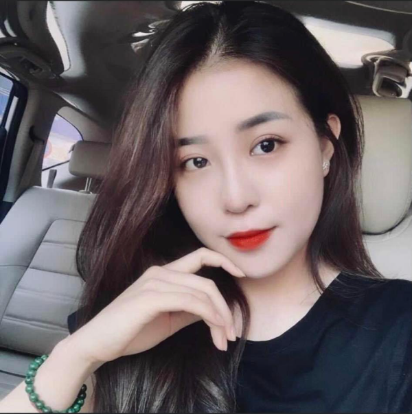 Nhan sắc xinh đẹp của bạn gái Hồng Duy. Kiều Oanh quê gốc ở Gia Lai nhưng hiện tại đang sinh sống và học tập tại Đà Nẵng. Cô nàng còn kinh doanh đá phong thủy, vòng tay phong thủy song cô nàng không sử dụng hình ảnh của bạn trai để PR cho sản phẩm.