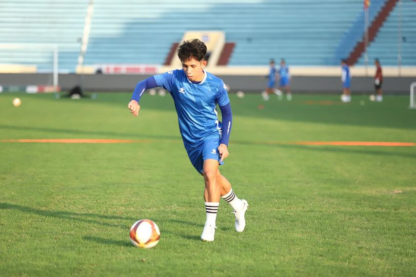 Trên sân cỏ, Hồng Duy là một trong những gương mặt sáng của làng bóng đá Việt. Dưới thời huấn luyện viên Park, anh đóng góp rất nhiều cho sự chắc chắn của hàng phòng ngự đội tuyển bóng đá quốc gia.