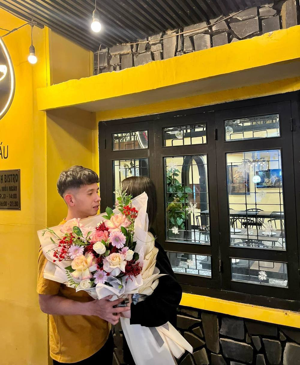 Thế nhưng gần đây, chàng hậu vệ bắt đầu có động thái công khai người yêu. Anh thường xuất hiện cùng với 1 cô gái thế nhưng người hâm mộ vẫn tò mò vì chưa biết được khuôn mặt cô gái đó như thế nào.