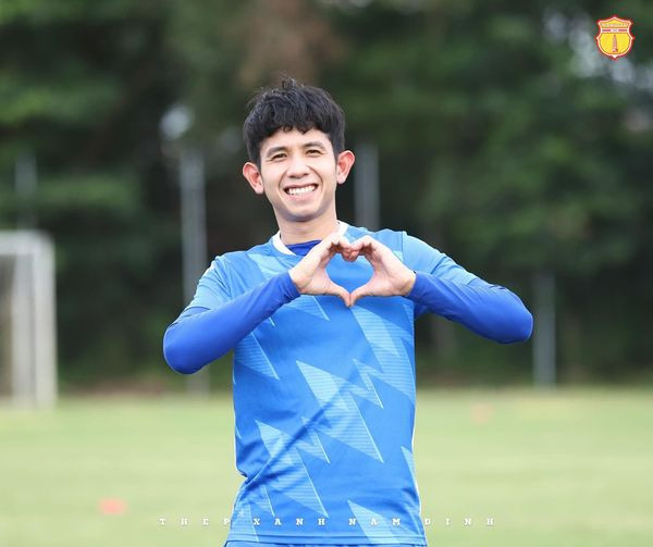 Nguyễn Phong Hồng Duy đang thi đấu cho câu lạc bộ Hoàng Anh Gia Lai và đội tuyển quốc gia Việt Nam ở vị trí hậu vệ trái.